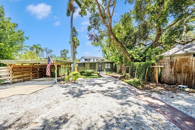 Building Photo - 2027 Panama Dr