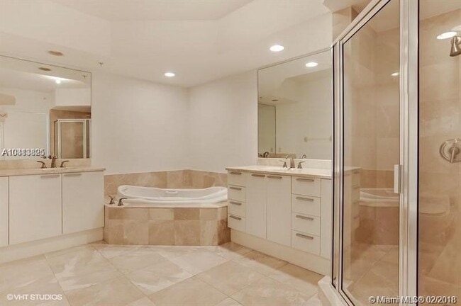 Foto del edificio - 15051 Royal Oaks Ln