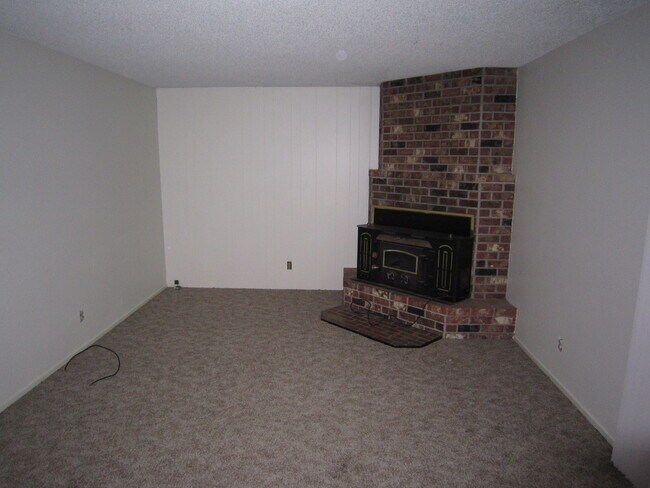 Building Photo - Four Bedroom Home in Keizer, Close to Keiz...