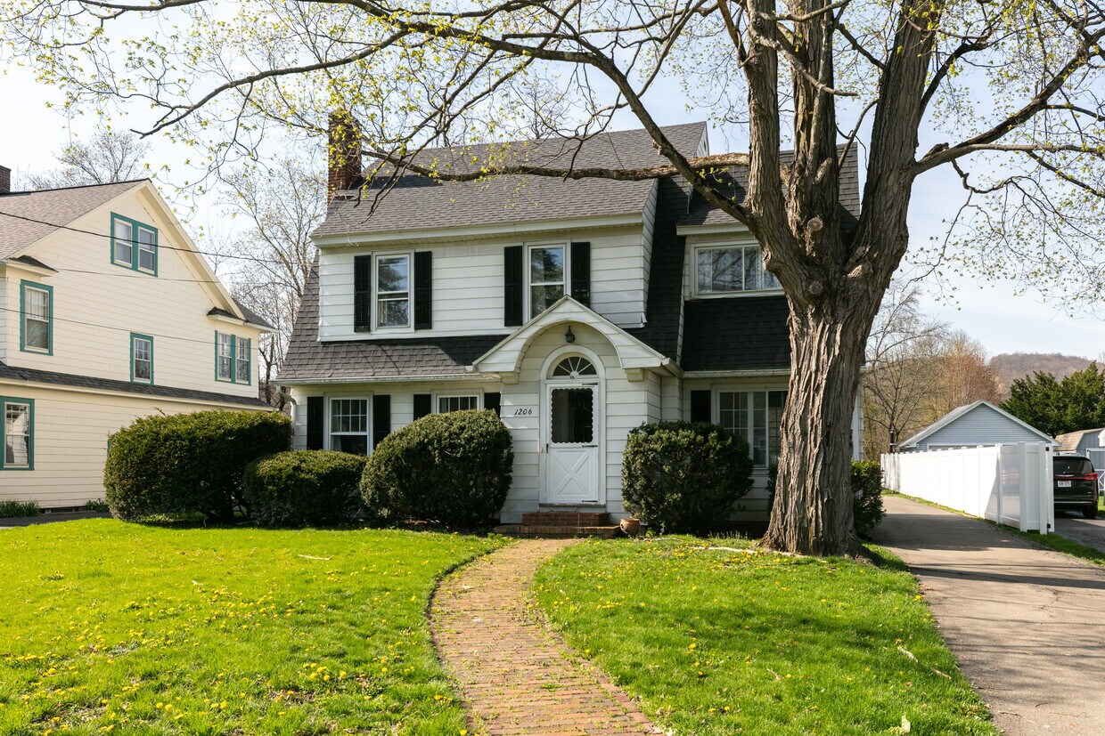Primary Photo - 1206 W Water St