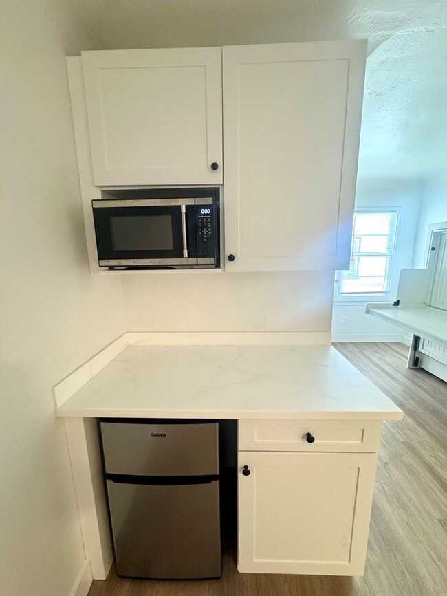 Building Photo - Newly Renovated Studio on 2nd Street- Alam...