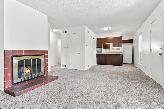 Building Photo - $1,445.95, 2 bed, 1 bath located in Denver with Central AC