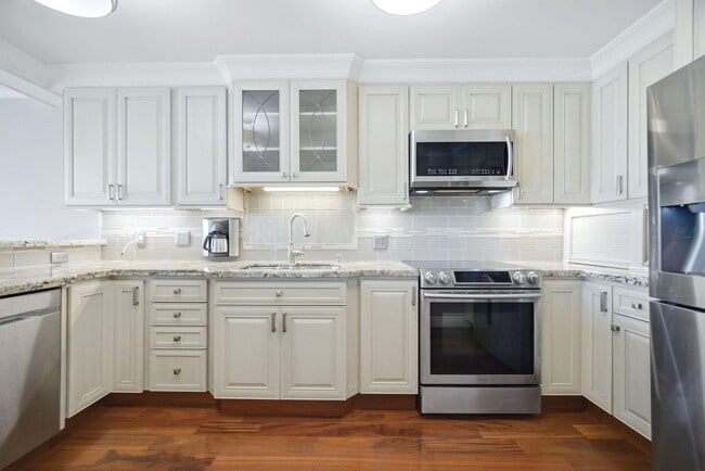 Building Photo - 2901 S Palm Aire Dr