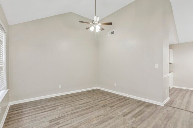Building Photo - 2801 Knoll View Pl