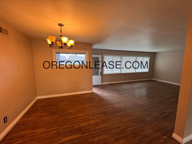 Building Photo - Newly remodeled Eugene 3 bedroom Home