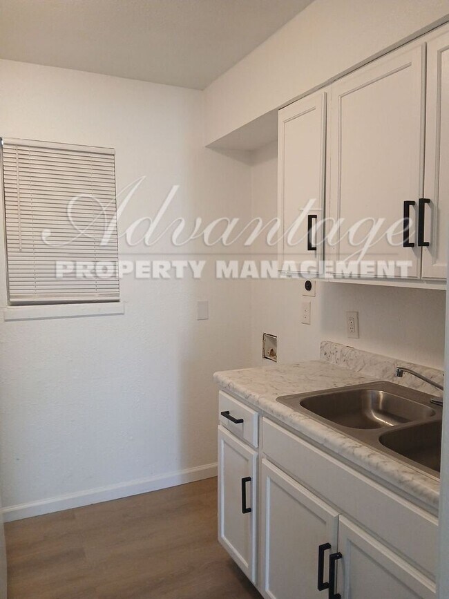 Foto del edificio - Freshly Updated 2 Bedroom 1 Bath | 1st Mon...