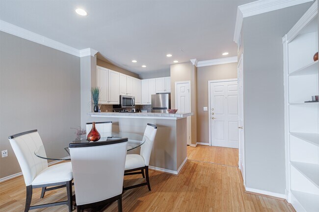 Foto del edificio - 2400 McCue Rd