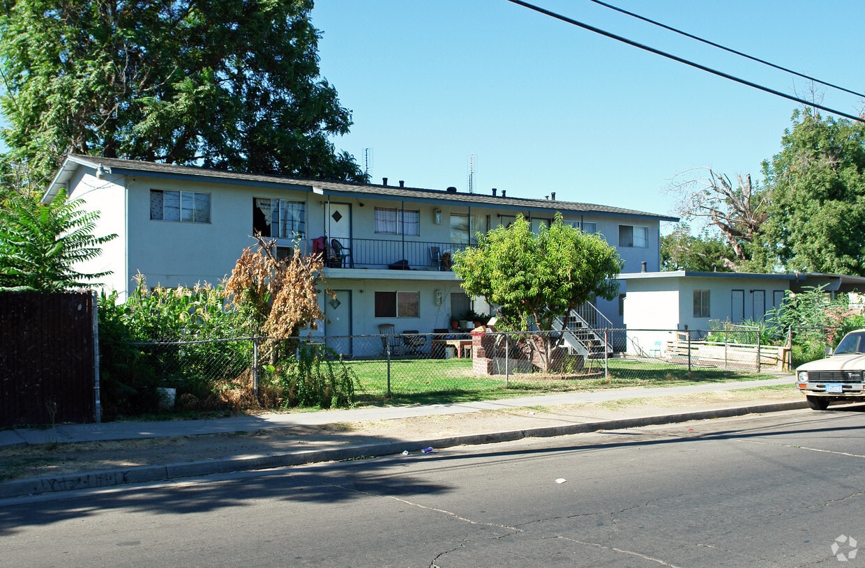 Primary Photo - 4710 E Huntington Ave