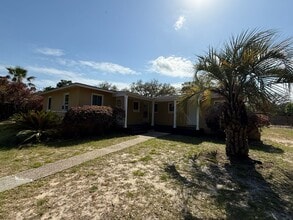 Building Photo - 205 Holmes Drive unit C
