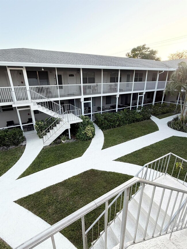 Building Photo - 520 NE 7th Ave