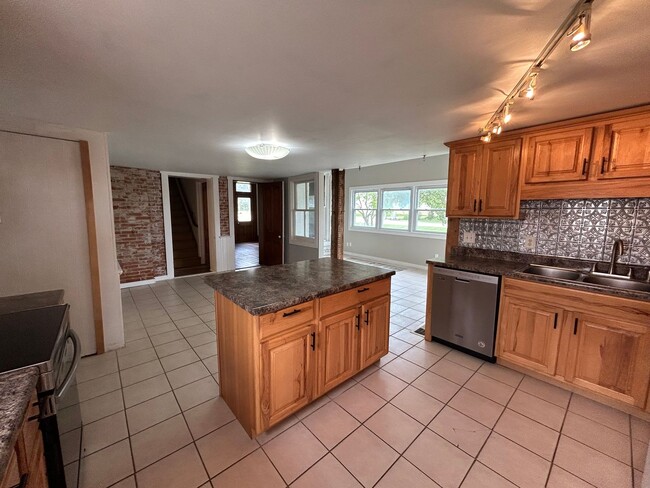 Building Photo - 4 Bedroom 2 Bathroom