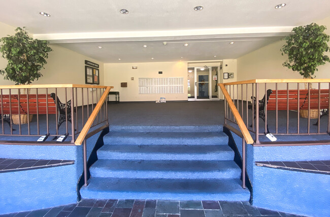 Building Photo - 300 Meadowside Rd