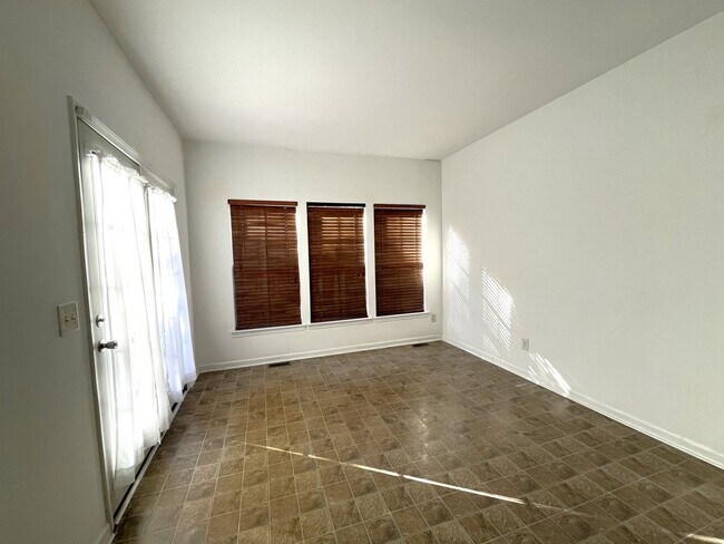 Building Photo - Great 2 Bedroom Townhome with Basement and Garage!