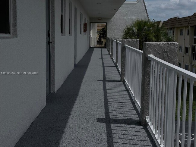 Foto del edificio - 8305 Sunrise Lakes Blvd