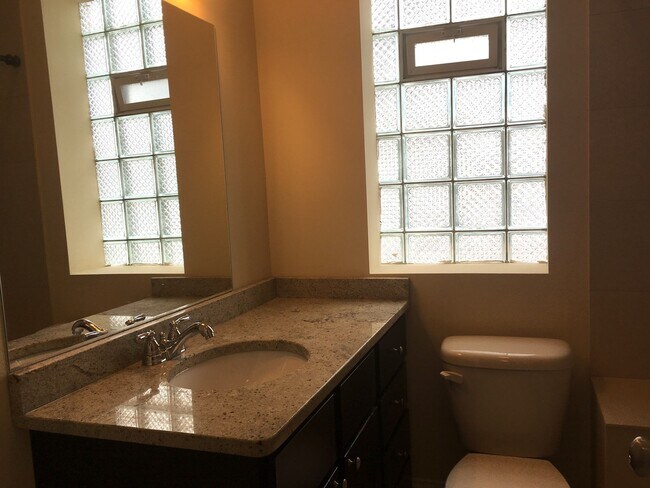Foto del edificio - 4956 N St Louis Ave