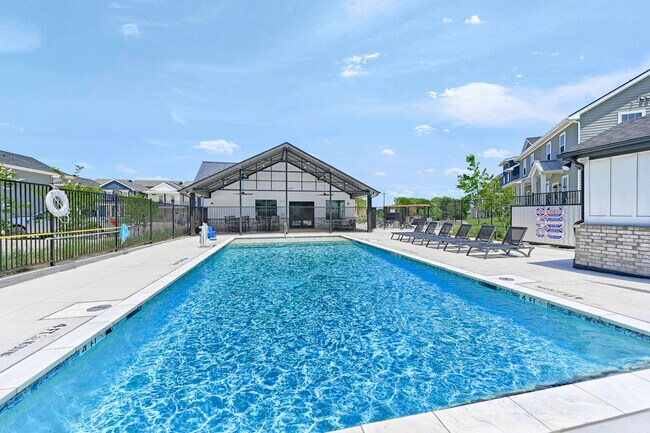 Área de la piscina - Heritage Court Luxury Townhomes *Now Open
