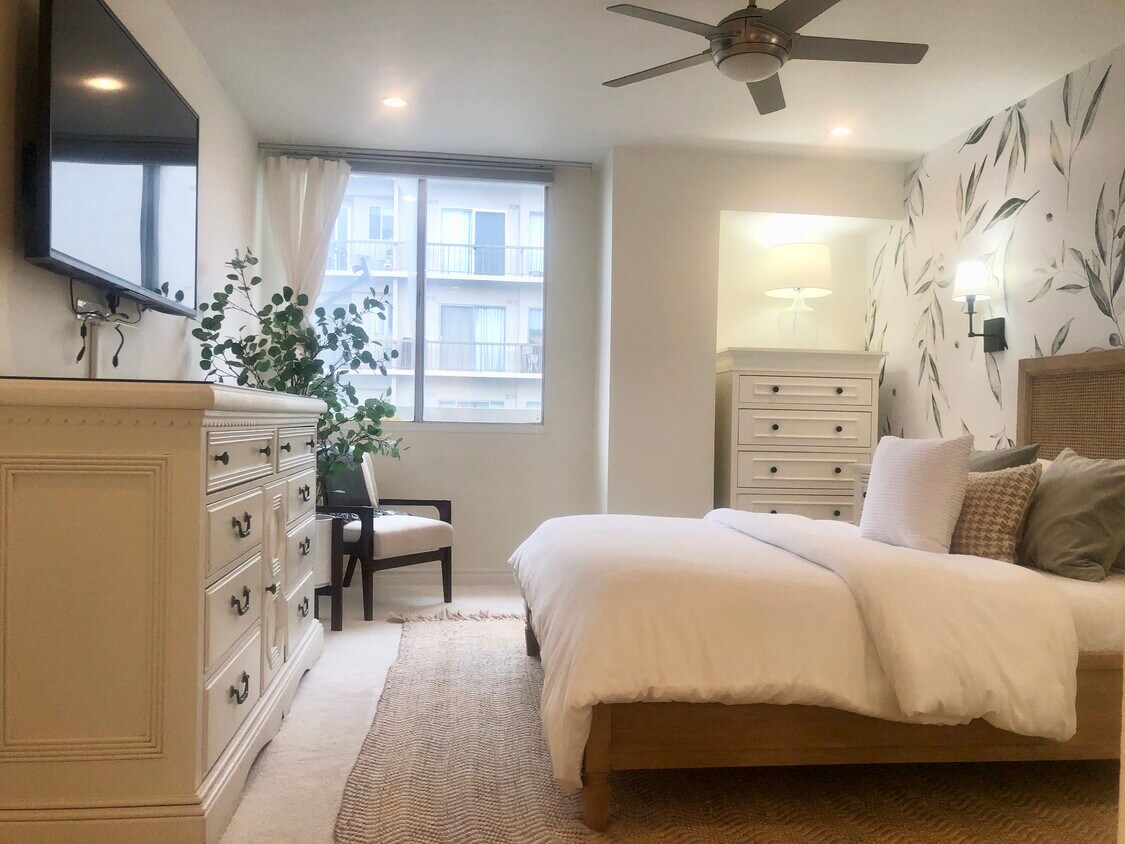 Dormitorio principal completamente amueblado - 10751 Wilshire Blvd