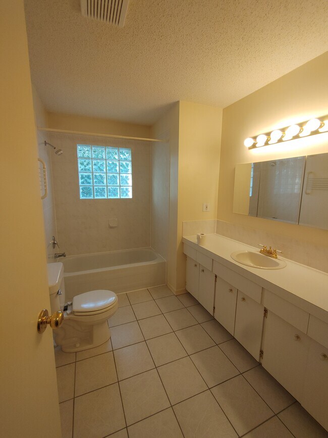 grande salle de bain, baignoire et grande vasque - 128 Gainsborough Dr SW