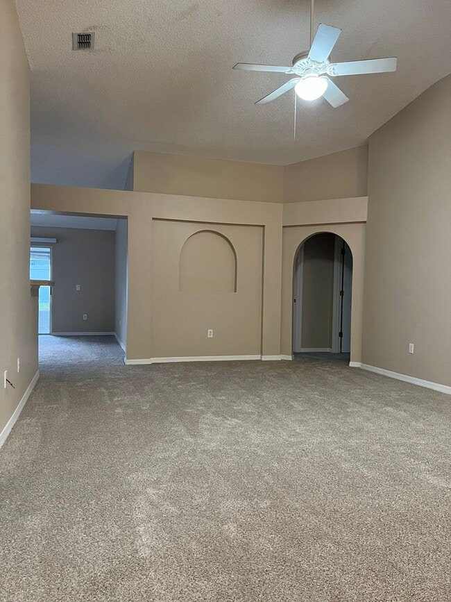 Photo - Beautiful 4/2 with 2 Car Garage in the Wek... House