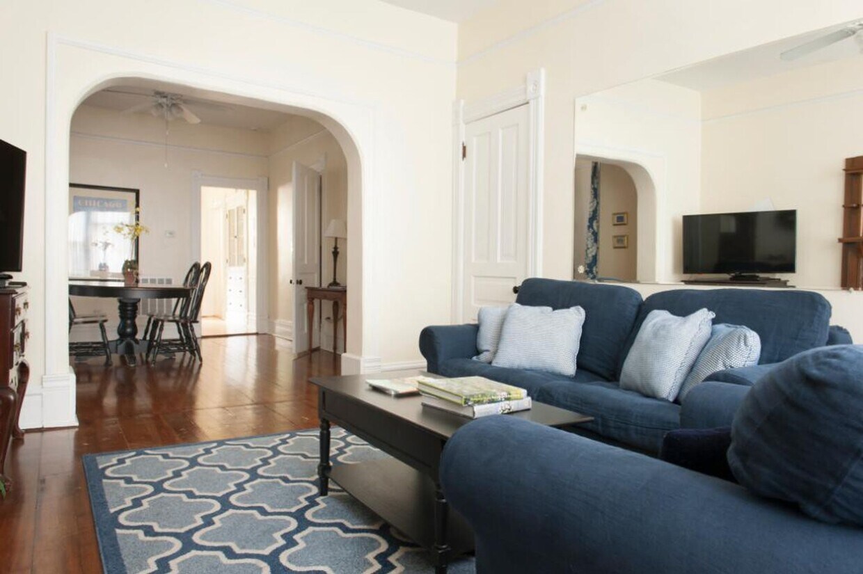 Foto principal - 2910 N Racine Ave