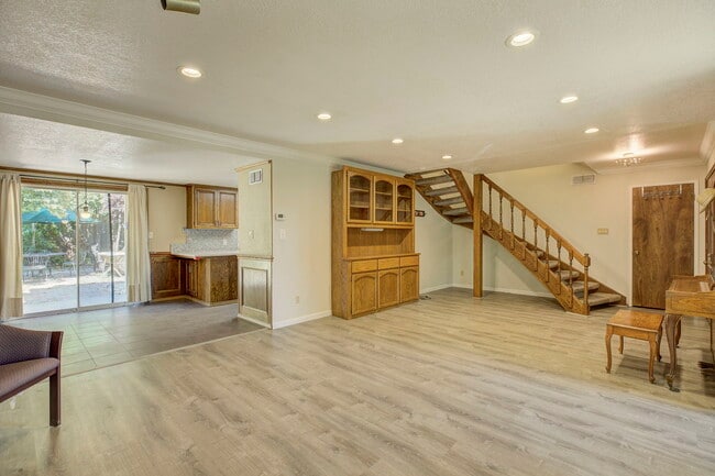 Building Photo - 6936 Greenhaven Dr