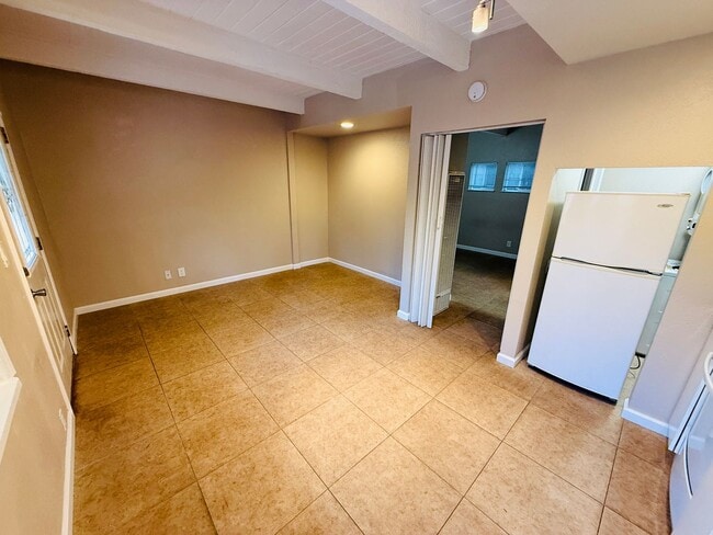 Building Photo - Pet friendly 1 bedroom unit with washer /dryer