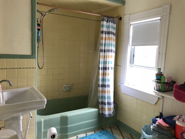 Building Photo - 4 br, 1 bath Apartment - 353 Main Street 3