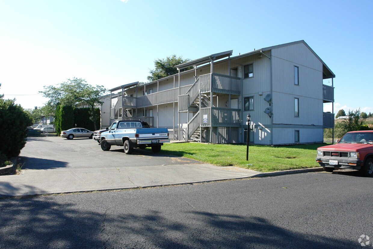 Building Photo - 2802 E South Riverton Ave