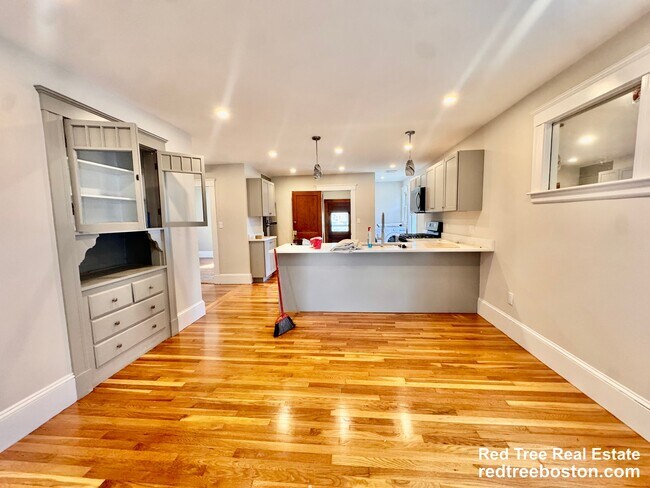 Building Photo - 43 Gardena St