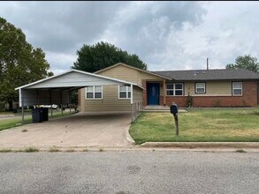 Building Photo - 306 Oak St