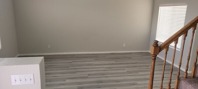 Foto del edificio - 5 bedroom, 3 full bath home in the Lakes!