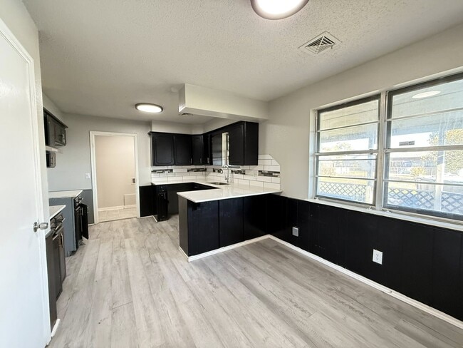 Building Photo - 4320 Suntane Cir