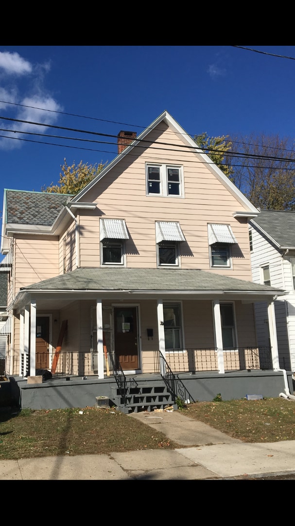 Building Photo - Single Family Home 4 bed/ 2 bath