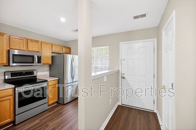 Foto del edificio - 1001 Elm Hall Cir