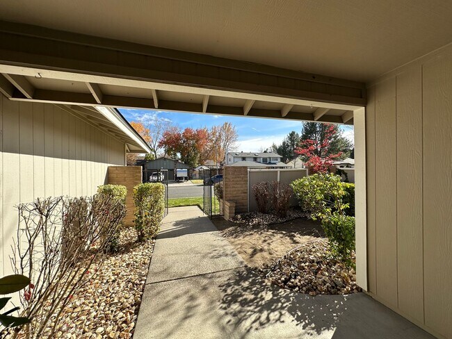 Foto del edificio - Spacious 4-Bedroom Home off Lakeside Drive