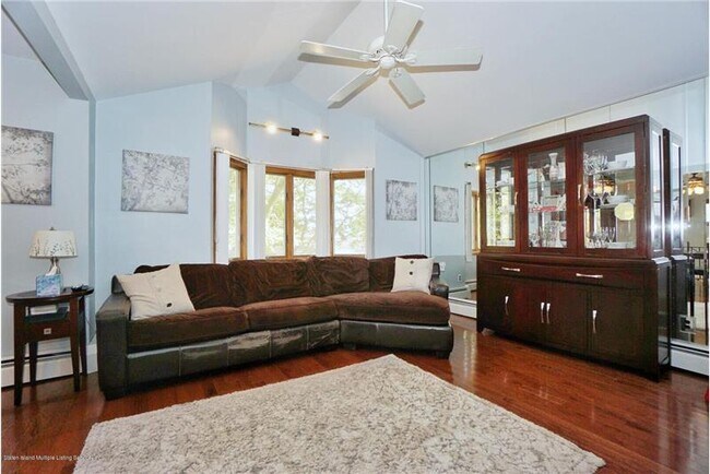 Foto del edificio - 211 Titus Ave