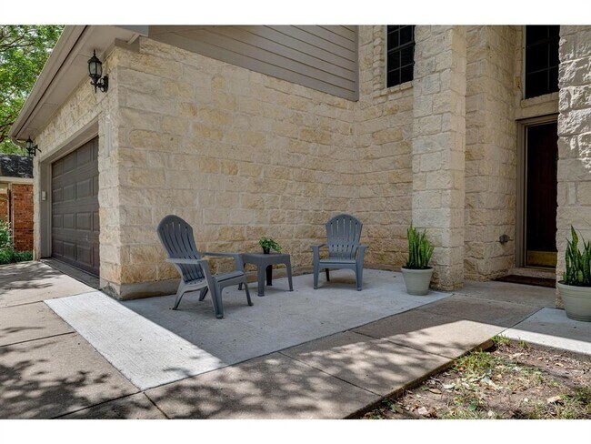Foto del edificio - 5705 Fitchwood Ln