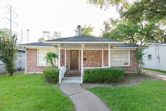 Building Photo - 5812 Community Dr