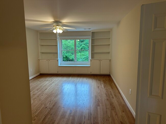 Building Photo - 2206 Fort Ward Pl