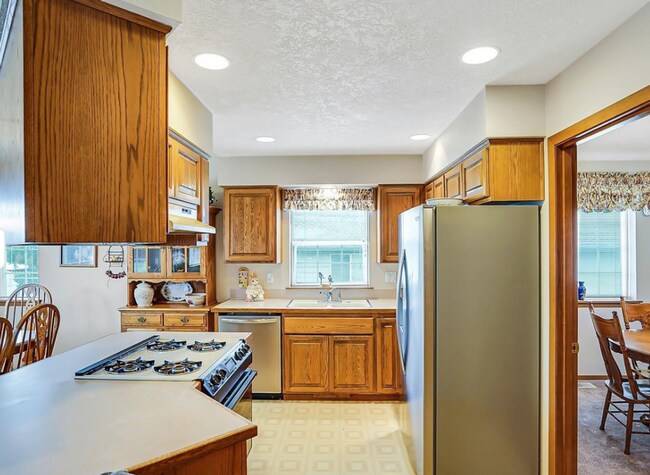 Building Photo - Spacious 3 Bed / 2 Bath House for Rent on ...
