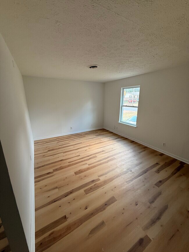 Building Photo - 708 Eric Dr