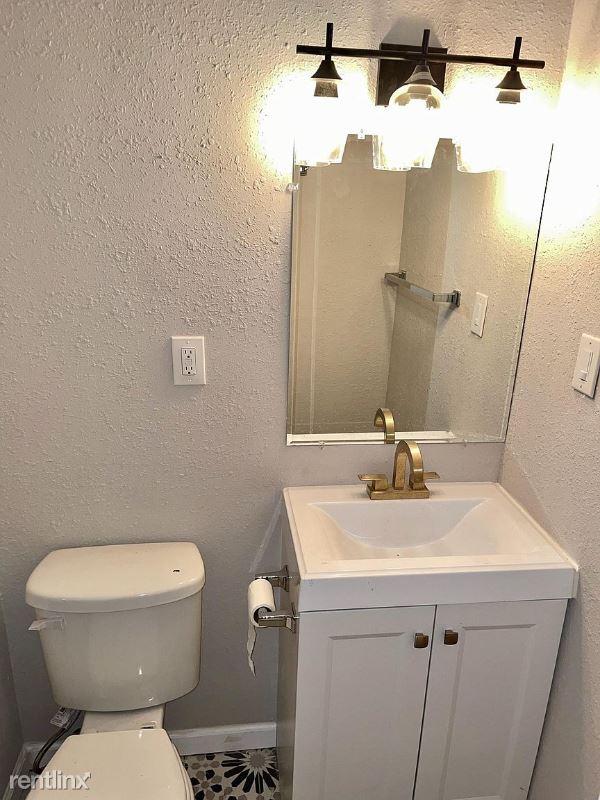 Building Photo - 2 br, 1 bath Townhome - 1168 N Gladstone Ave