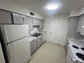 Building Photo - 2150 N Sherwood Forest Dr