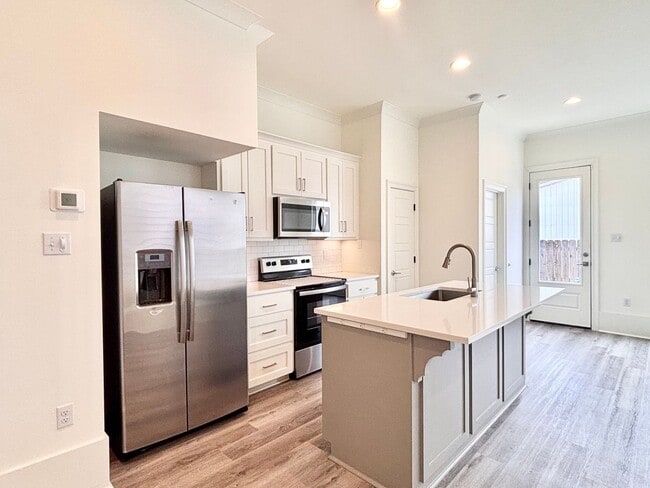 Building Photo - Three Bedroom Home in the Heart of Baton R...