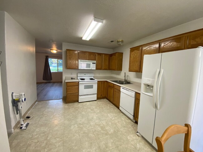 Building Photo - "2-Bedroom Townhouse with 2 Full Baths in the Heart of Saint George - Spacious 1,290 Sq. Ft. Retr...