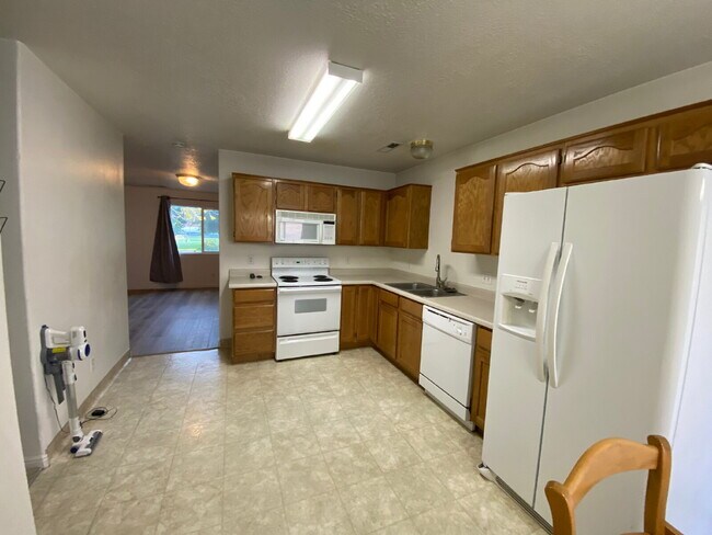 Foto del edificio - "2-Bedroom Townhouse with 2 Full Baths in the Heart of Saint George - Spacious 1,290 Sq. Ft. Retr...