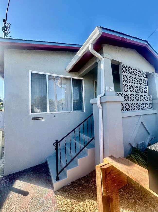 Building Photo - Charming single family home available for ...