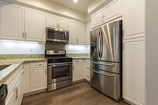 Building Photo - 2 Bedroom 2.5 Bath Townhome near Seabridge...