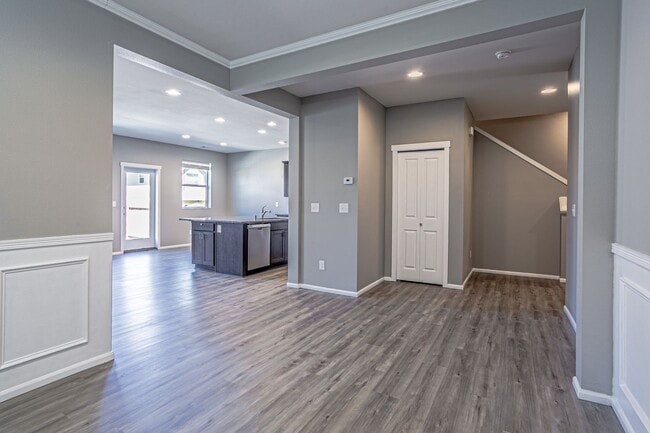 Building Photo - Beautiful 4 bedroom, 2.5 bath home in Rain...