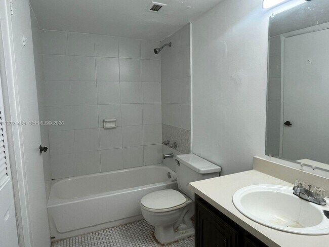 Foto del edificio - 484 NW 165th St